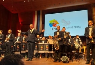 Brass Band während Auftritt auf Bühne. Brass Band während Auftritt auf Bühne.