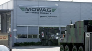Der Mowag Unternehmenssitz in Kreuzlingen, davor ein Armeefahrzeug. 