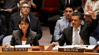 Die Vertreterin der USA und der Vertreter Boliviens im Sicherheitsrat. Letzterer hebt den Arm.