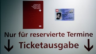 Hinweistafel beim Passbüro Zürich.