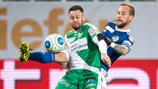 Andreas Wittwer und Markus Neumayr im Kampf um den Ball.