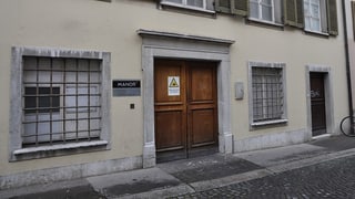 Kleine Holztür als Liefereingang