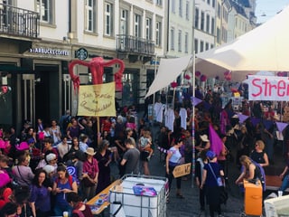 Ankunft der Teilnehmerinnen des Sternenmarsches in St. Gallen beim Streikplatz in der Marktgasse.