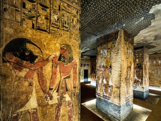 Säulen mit bemalten Reliefs von ägyptischen Gottheiten