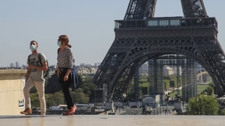 Menschen vor dem Eiffelturm.