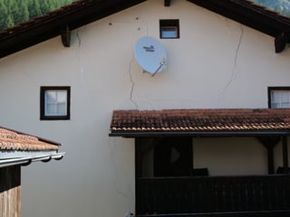 Ein Haus mit Rissen in der Fassade.