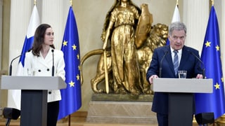 Präsident Niinistö und Regierungschefin Marin an Rednerpulten.