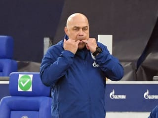 Christian Gross pfeift durch die Finger