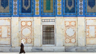 Eine Frau vor einer Moschee