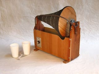 Trichterférmiges Musikinstrument aus Holz