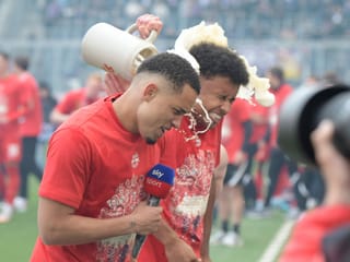 Noah Okafor wird mit Bier geduscht.