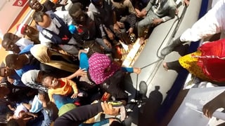 Ein Schlauchboot vollgestopft mit Menschen
