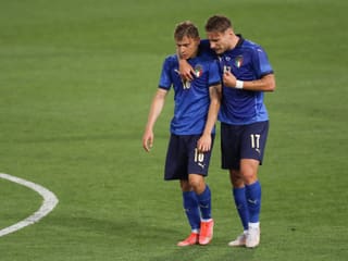 Italiens Nicolo Barella hört Ciro Immobile genau zu. Italiens Nicolo Barella hört Ciro Immobile genau zu.