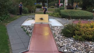 Ein Mann spielt Minigolf Ein Mann spielt Minigolf