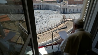 Papst spricht aus dem Fenster.