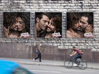 Wand mit drei einzelnen Plakaten.