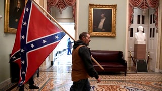 Trump-Anhänger im Kapitol mit Konföderiertenflagge