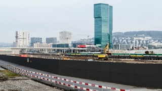Baustelle im Vordergrund, Prime Tower im Hintergrund. Baustelle im Vordergrund, Prime Tower im Hintergrund.