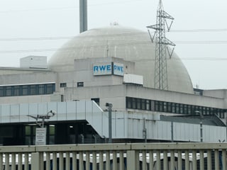 Zu sehen ein Atomkraftwerk, welches vor grauem Himmel steht