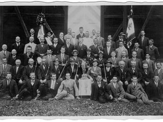 Schützen des Pistolenclubs und der Schützengesellschaft Malters in Anzug und Krawatte am Schützenfest Bellinzona 1929.