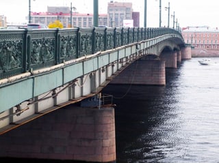 Liteyny Brücke: Das dunkelgrüne Geländer der Brücke ist mit Stukaturen verziert.