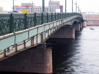 Liteyny Brücke: Das dunkelgrüne Geländer der Brücke ist mit Stukaturen verziert. Liteyny Brücke: Das dunkelgrüne Geländer der Brücke ist mit Stukaturen verziert.
