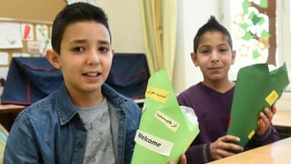 Zwei Jungen mit Schultüten.