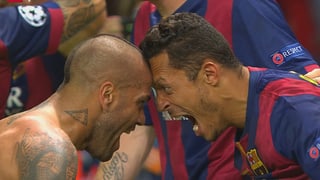Alves und Adriano jubeln über den Sieg. 