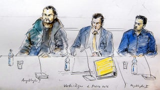 Gerichtszeichnung von Karin Widmer. Sie zeigt zwei Angeklagte mit ihrem Anwalt an der Hauptverhandlung.