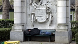 Mann ohne zu Hause schläft auf einer Bank. Mann ohne zu Hause schläft auf einer Bank.