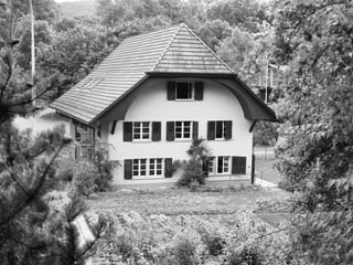 Haus in einem Waldstück beim Areal des Armeefahrzeugparks in Oberburg bei Burgdorf BE.