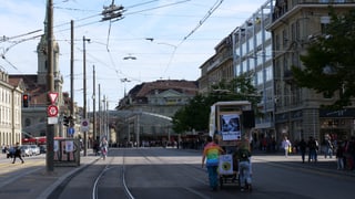 Leute ziehen einen Wagen Leute ziehen einen Wagen