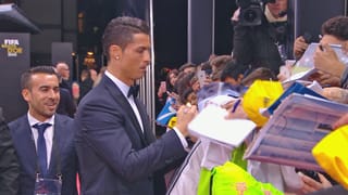 Ronaldo schreibt Autogramme