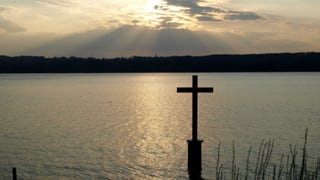 Ein Kreuz in einem See. 