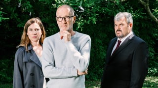 Die drei Darsteller posieren mit ernsten Gesichtern in einer Pferdebox. Die drei Darsteller posieren mit ernsten Gesichtern in einer Pferdebox.