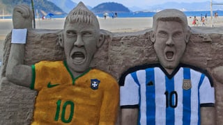 Sandfiguren von Neymar und Lionel Messi.
