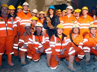 Barbara Egger mit einer Figur im Tunnel.