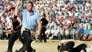 Adi Laimbacher besiegt einen Gegner im Sägemehlring und wirft die Hände in die Luft.