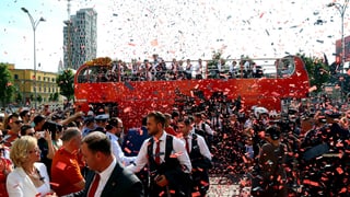 Albaniens Nationalmannschaft wird mit Konfettiregen empfangen