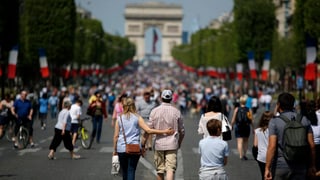 Die Champs-Elysées mit vielen Spaziergängern.