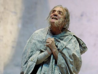 Bruno Ganz als Oedipus im Theater. 