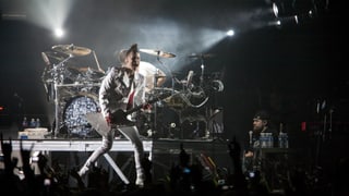 Jared Leto steht mit seiner Rock-Band «Thirty Seconds to Mars» auf der Bühne.