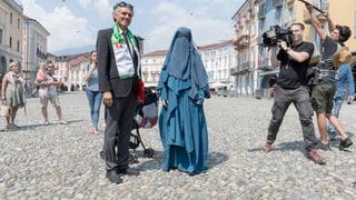 Die Frauenbeauftragte des Islamischen Zentralrats der Schweiz IZRS mit einem Niqab auf der Piazza Grande.