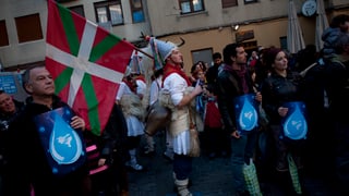 Demonstrant in traditioneller baskischer Tracht mit baskischer Fahne
