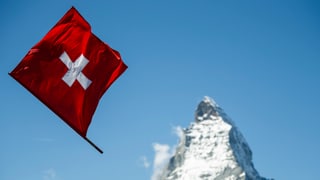 Schweizerkreuz vor Matterhorn