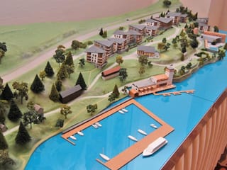 Die geplanten Gebäude am See als Modell