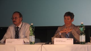 Urs von Daeniken (Bundesamt für Migration) und die Alpnacher Gemeindepräsidentin Kathrin Dönni an der Informationsveranstaltung.