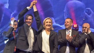 FPÖ-Chef Strache und Front National-Chefin Le Pen auf der Bühne.