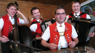 Vier Musikanten in Appenzeller Tracht mit Kontrabass, Akkordeon und Hackbrett.