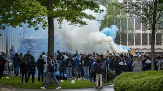 Hunderte Fans in einem Luzerner Park, die gemeinsam den Cupmatch schauten. Hunderte Fans in einem Luzerner Park, die gemeinsam den Cupmatch schauten.